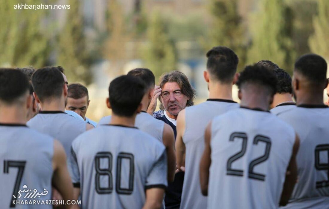 تصاویر آشتی‌کنان سرمربی استقلال ساپینتو با یکی از بازیکنان