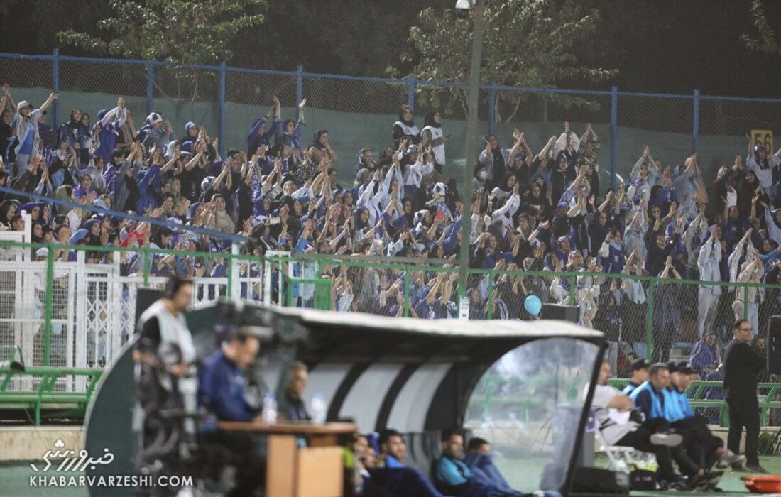 شعار «حیا کن رها کن» هواداران استقلال علیه ساپینتو