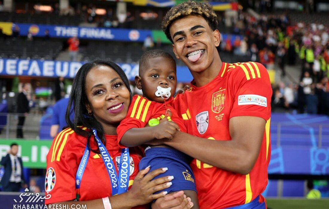 شام کریسمس لاکچری لامین یامال با مادرش؛ خاطرهای بهیادماندنی در لندن