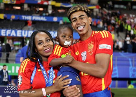 شام کریسمس لاکچری لامین یامال با مادرش؛ خاطره‌‌ای به‌یادماندنی در لندن