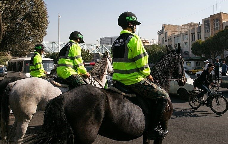 حضور نمادین نیروی انتظامی با اسب در ورزشگاه شهر قدس