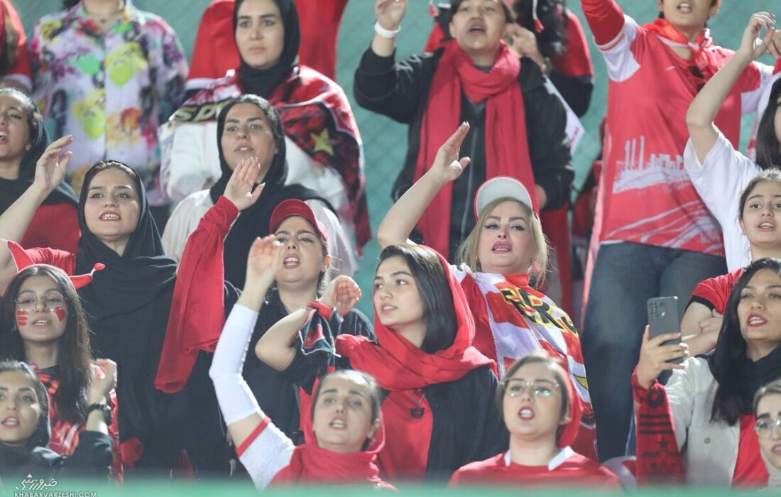 شعار «حیا کن رها کن» هواداران فوتبال علیه وحید هاشمیان