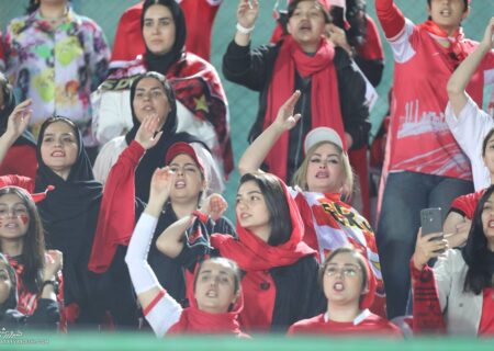 شعار «حیا کن رها کن» هواداران فوتبال علیه وحید هاشمیان