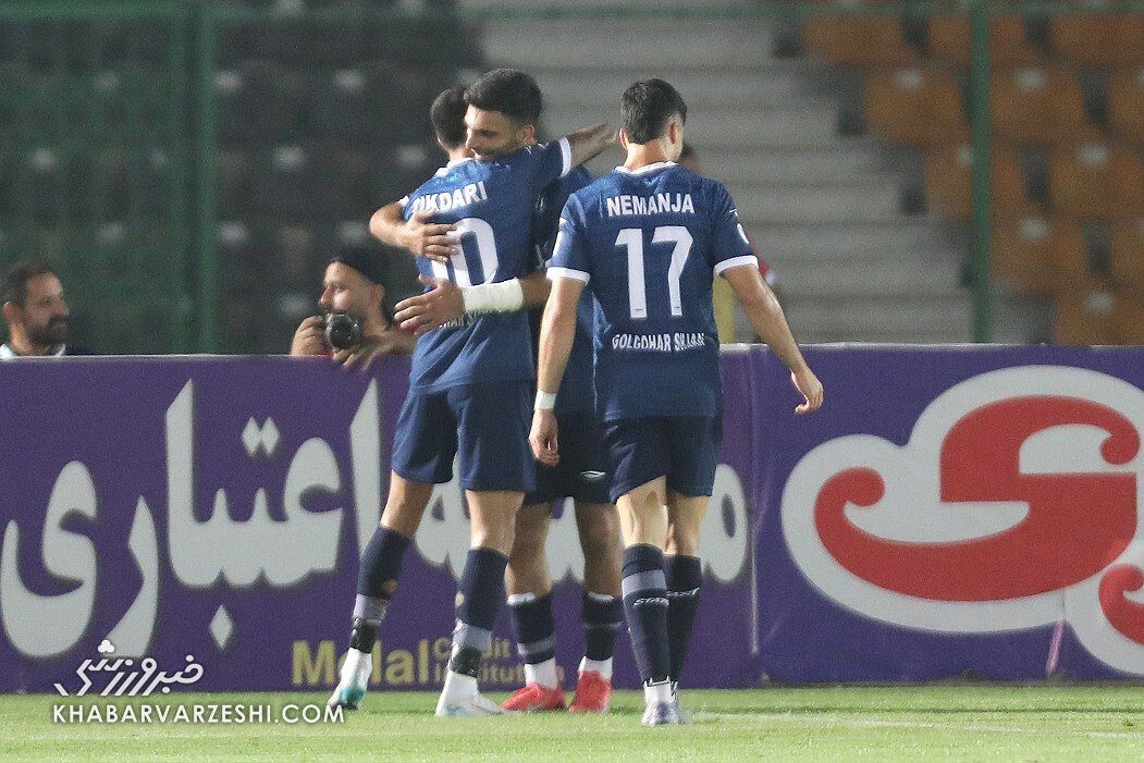 گل اول گل‌گهر به پرسپولیس با اشتباه مدافعان؛ تماشا کنید