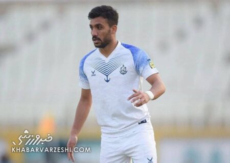 تصویر به یاد ماندنی از لیگ برتر در انزلی؛ خوشحالی گلزن بازی با همسرش از پشت فنس‌ها!