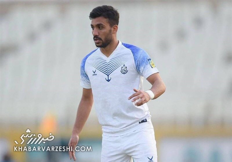 تصویر به یاد ماندنی از لیگ برتر در انزلی؛ خوشحالی گلزن بازی با همسرش از پشت فنس‌ها!