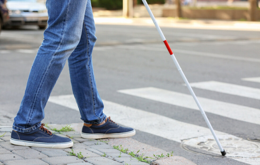 نیم‌متر روشنایی: درک زندگی با عصای سفید