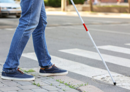 نیم‌متر روشنایی: درک زندگی با عصای سفید
