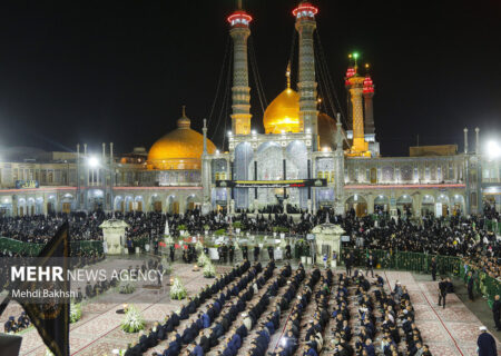 شروع آیین شمع‌گردانی خادمان در شب رحلت حضرت معصومه (س)