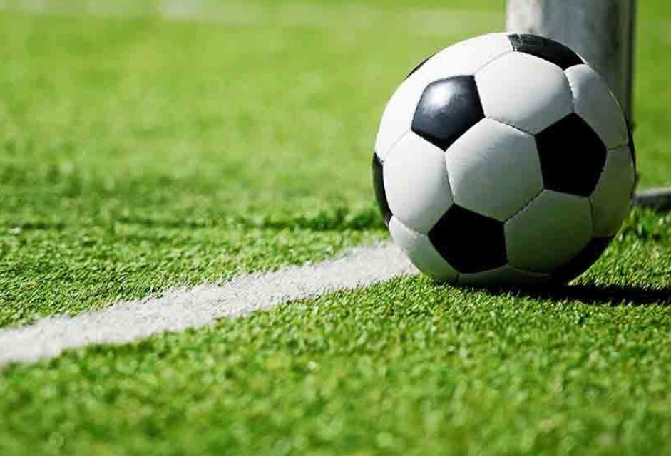 وقفه در بازی فوتبال به علت ورود یک موش به زمین!