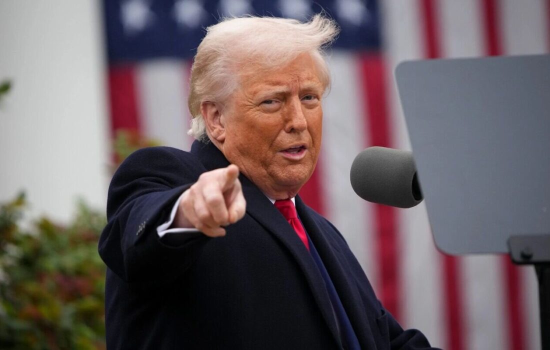 رقص جنجالی ترامپ خبرساز شد؛ حرکات موزون با کلاه و کراوات قرمز!