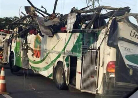 تصادف وحشتناک اتوبوس با خودروها در خیابانی باریک؛ جزئیات حادثه