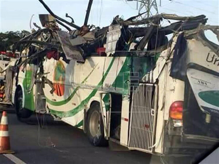 تصادف وحشتناک اتوبوس با خودروها در خیابانی باریک؛ جزئیات حادثه