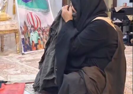 تصاویری تکان‌دهنده از بوسه مادر بر جای خون فرزندش