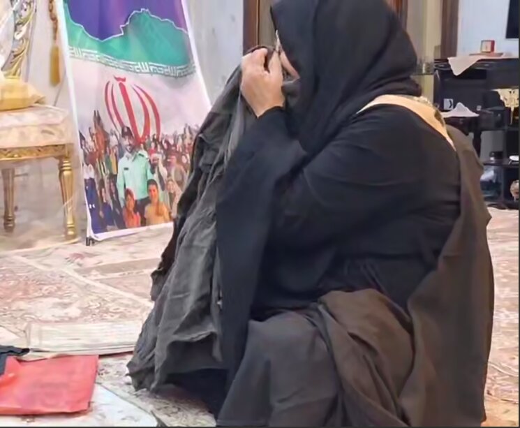 تصاویری تکاندهنده از بوسه مادر بر جای خون فرزندش