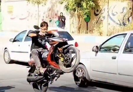 تک‌چرخ‌زنی مقابل مدرسه دخترانه دردسرساز شد؛ برخورد پلیس با فرد خاطی