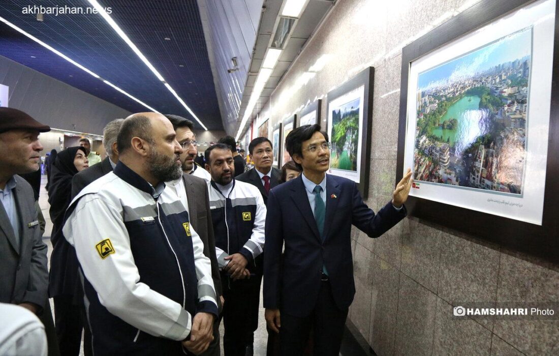 برگزاری نمایشگاه عکس ویتنام در ایستگاه مترو