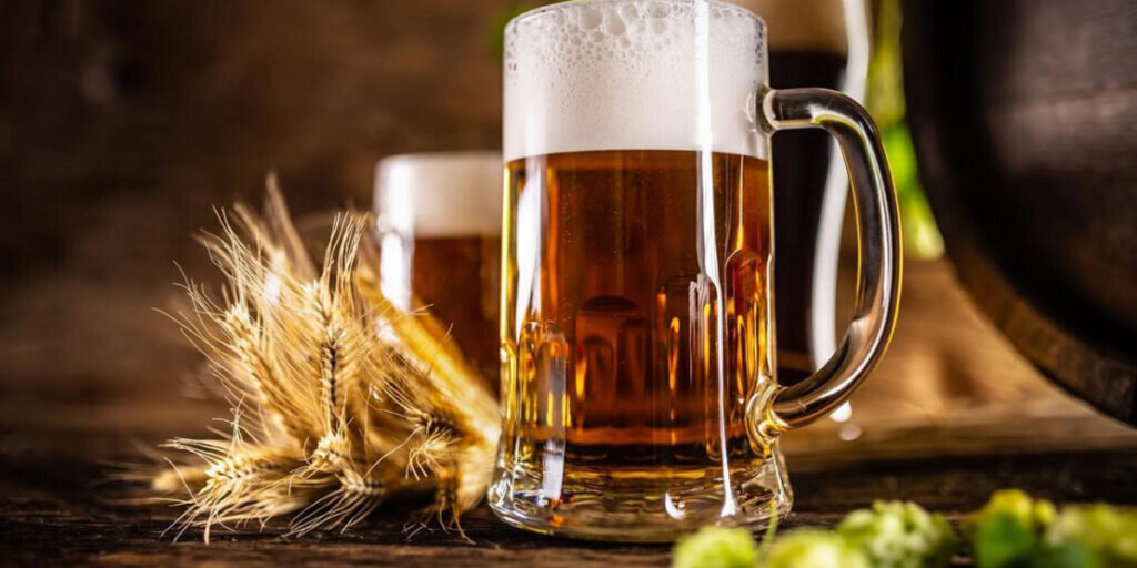 ماءالشعیر غیرالکلی: نوشیدنی مفید یا مضر برای کبد چرب؟ | بررسی میزان الکل در نوشیدنیهای بدون الکل