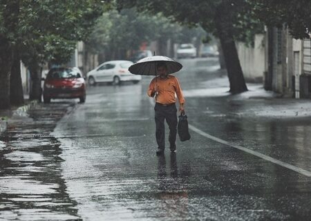 بارش باران و وزش باد شدید، پدیده غالب در سواحل شمالی و شرق کشور