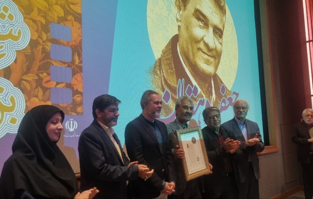 جعفر دهقان هنرمند پیشکسوت، مفتخر به دریافت نشان درجه یک هنری شد