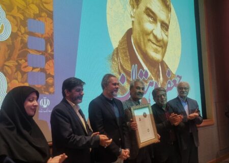 جعفر دهقان هنرمند پیشکسوت، مفتخر به دریافت نشان درجه یک هنری شد