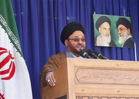تأکید امام جمعه موقت اصفهان بر اهمیت امدادهای غیبی در گذر از بحران‌ها