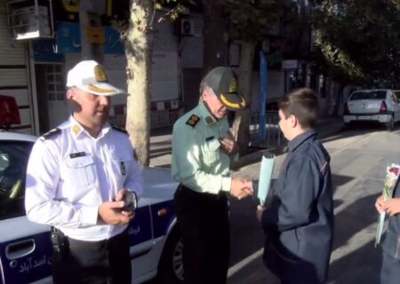 ادای احترام دانش‌آموزان اسدآبادی به پاسداران امنیت و نظم