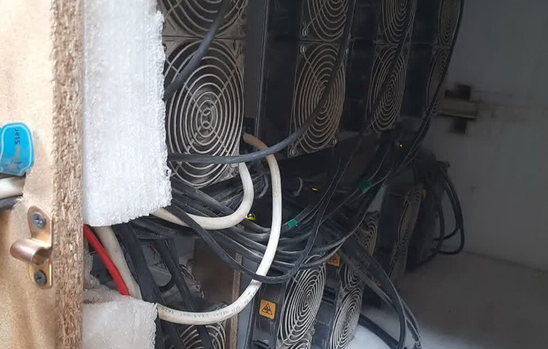 کشف و ضبط ۹ دستگاه استخراج ارز دیجیتال غیرقانونی در یک کارگاه تولیدی در یزد