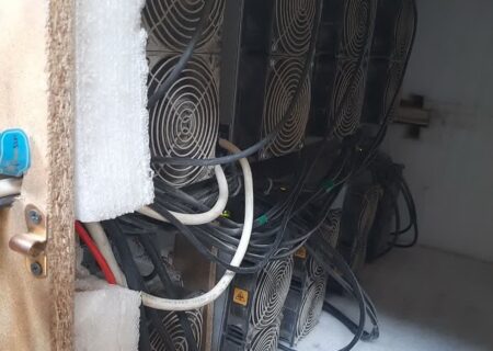 کشف و ضبط ۹ دستگاه استخراج ارز دیجیتال غیرقانونی در یک کارگاه تولیدی در یزد
