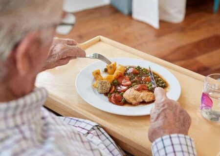 راهنمای طلایی سالمندی: تغذیه، ورزش و چکاپ‌های دوره‌ای