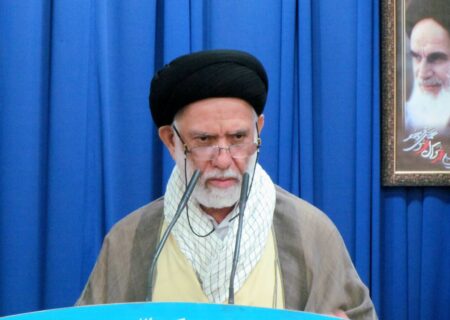تاکید امام جمعه دیر بر لزوم حمایت از دانش‌آموزان نیازمند گمنام و آبرومند