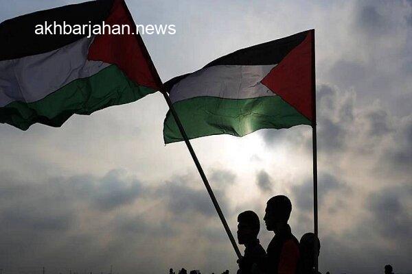 اهتزاز پرچم فلسطین در میان خانه‌های ویران غزه