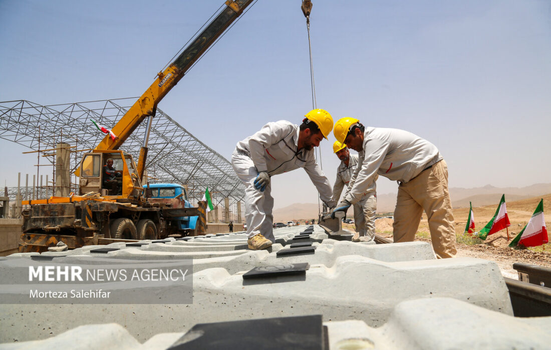 آغاز عملیات ریلگذاری خط آهن کرمانشاه به خسروی
