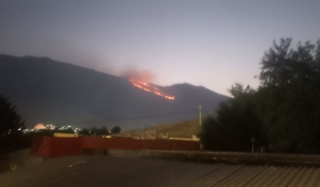 عیدیپور خبر داد: آتشسوزی در ارتفاعات کوه بمو شیراز