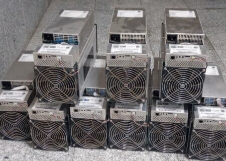 کشف ۳۰ دستگاه استخراج ارز دیجیتال از کارخانه ای متروکه در کاشان