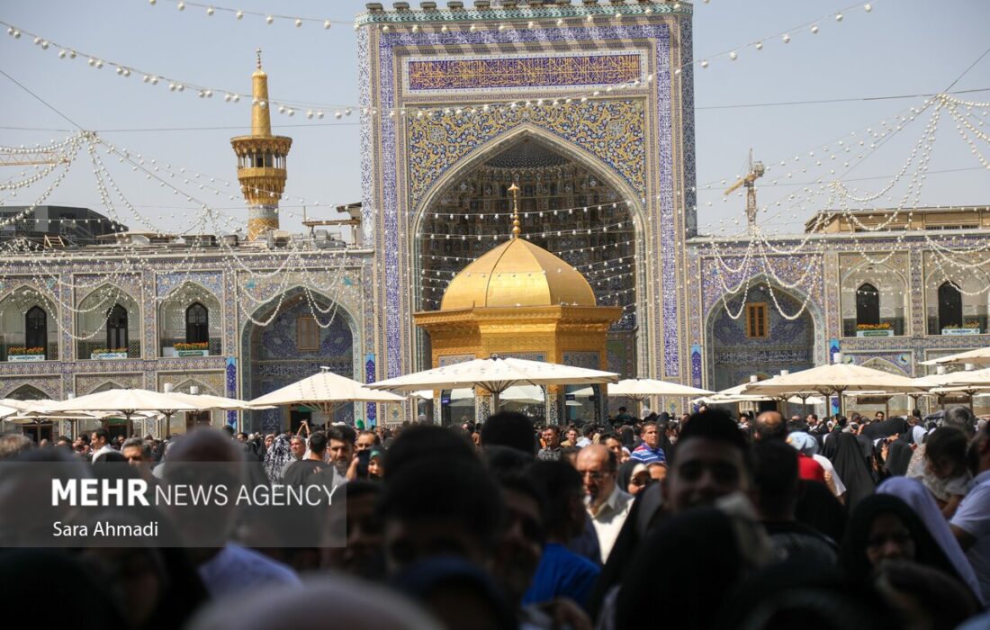 برافراشته شدن پرچم عزا بر فراز گنبد حرم مطهر امام رضا (ع) در سالروز وفات حضرت معصومه (س)