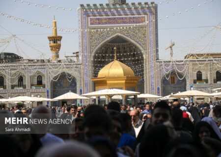 برافراشته شدن پرچم عزا بر فراز گنبد حرم مطهر امام رضا (ع) در سالروز وفات حضرت معصومه (س)