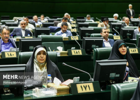 نمایندگان مجلس خواستار جلوگیری از خطر ورشکستگی داروخانه‌ها شدند