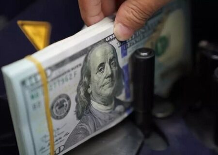 بانک مرکزی عرضه ارز را در بازارهای رسمی و غیررسمی افزایش می‌دهد