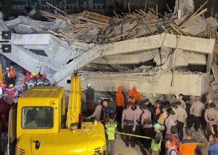 اندونزی: تلاش‌ها برای نجات ۹۱ نفر گرفتار زیر آوار مدرسه شبانه‌روزی ادامه دارد