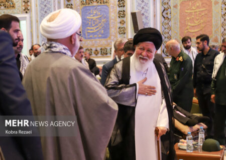 تجلیل باشکوه از حماسه‌سازان دفاع مقدس و مقاومت در حرم مطهر رضوی