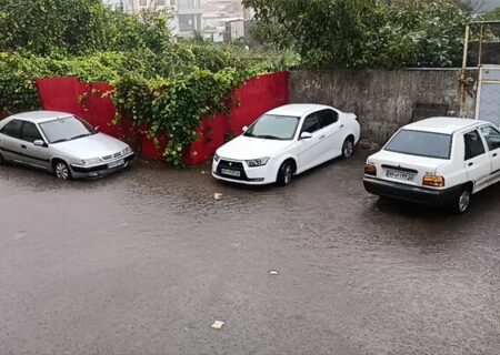 کوچه یاسین انزلی در پی بارش شدید باران دچار آبگرفتگی شد