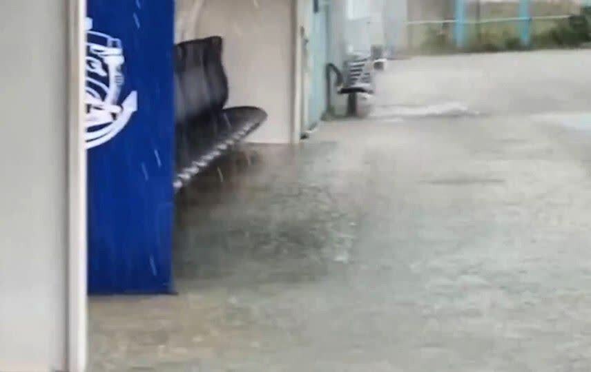 ورزشگاه سیروس قایقران غرق در آب؛ دیدار ملوان و خیبر در خطر لغو