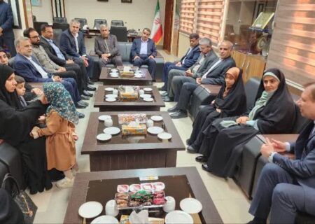 ادای احترام وزیر راه و شهرسازی به مقام شامخ خانواده‌های شهدا در بوشهر