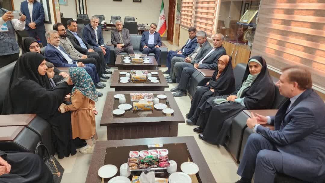 ادای احترام وزیر راه و شهرسازی به مقام شامخ خانواده‌های شهدا در بوشهر