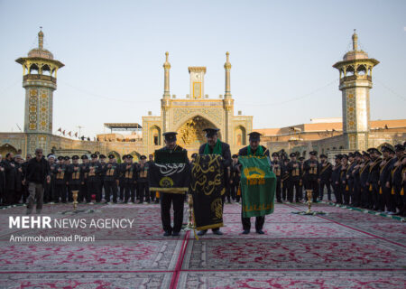 اهتزاز پرچم عزا بر فراز گنبد نورانی حرم حضرت معصومه (س)