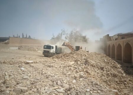 زندان و دادگاه تخریب شد؛ حریم کاروانسرای تاریخی سمنان آزاد شد