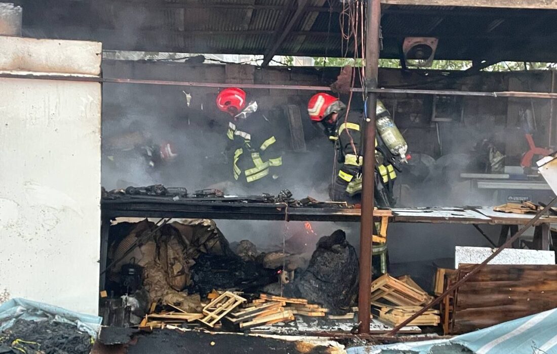 مومنی خبر داد: آتشسوزی در کارگاه صنایع دستی رشت با یک مصدوم