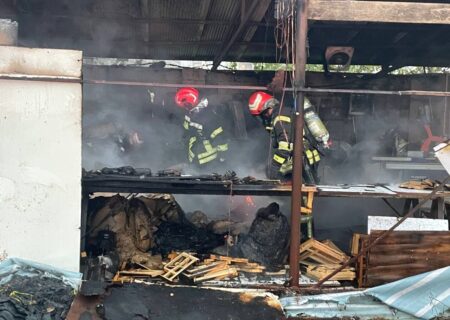 مومنی خبر داد: آتش‌سوزی در کارگاه صنایع دستی رشت با یک مصدوم