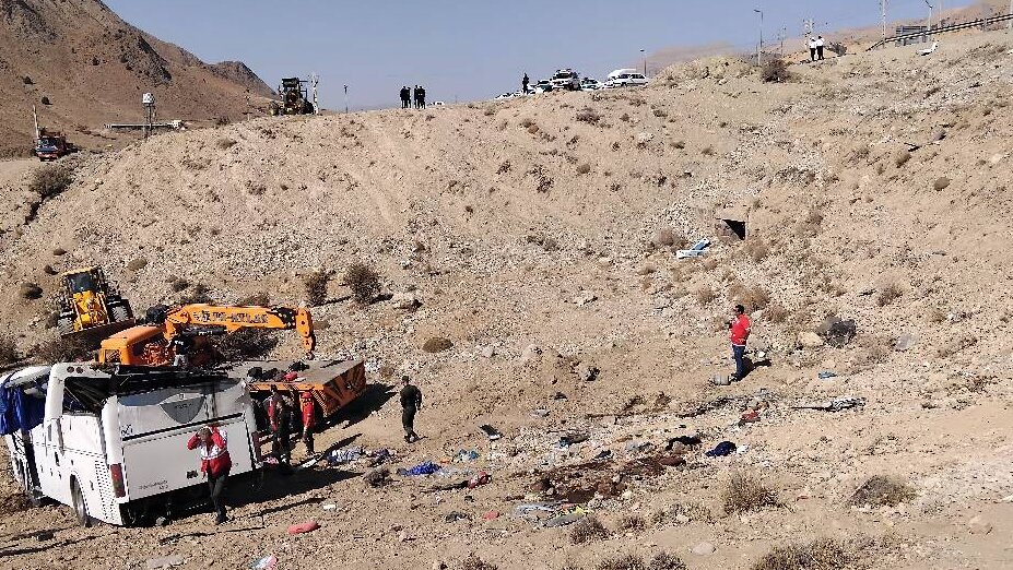 آخرین خبرها از حادثه واژگونی اتوبوس در جاده فیروزکوه – امین‌آباد